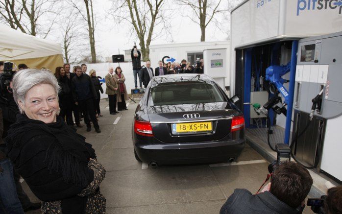 EMMELOORD – Minister Van der Hoeven nam maandag in Emmeloord de eerste Nederlandse tankrobot in gebruik. Volgens de ontwikkelaars betreft het een wereldprimeur. De zogeheten Tankpitstop opent het benzineklepje van de auto, verwijdert de dop, kiest een bra