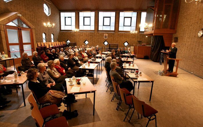 GENEMUIDEN - ”Omgaan met jezelf in het perspectief van de Bijbel” was het thema van de ontmoetingsmorgen, georganiseerd door vrouwenvereniging De Christenvrouw dinsdag in Genemuiden. Voor zo’n vijftig belangstellenden ging ds. P. Koeman, hervormd emeritus