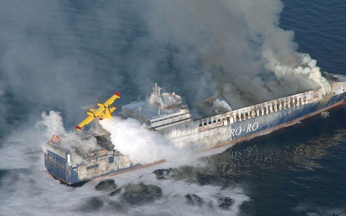 Op een Turks vrachtschip in de Adriatische Zee is brand woensdag uitgebroken. Foto EPA