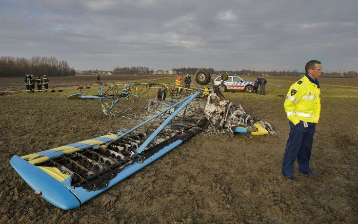 OUD BEIJERLAND – In een weiland aan de Groeneweg in Oud Beijerland is donderdag een sportvliegtuigje neergestort. De stuntvlieger uit Raamsdonksveer was in de lucht voor een actie van een radiozender toen zijn toestel door onbekende oorzaak in brand vloog