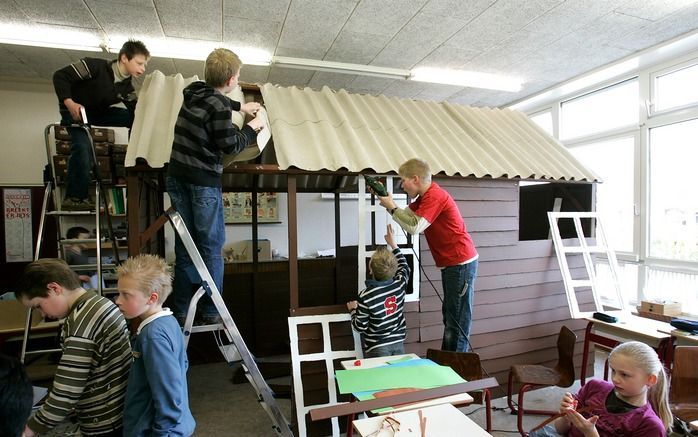 STAPHORST – Leerlingen uit groep 7 van de Prins Mauritsschool in Staphorst werken aan een project over Kamp Conrad, waar tijdens de Tweede Wereldoorlog tal van Joden werden gevangen gehouden. In het klaslokaal verrijst onder meer een barak. - Foto’s Sjaak