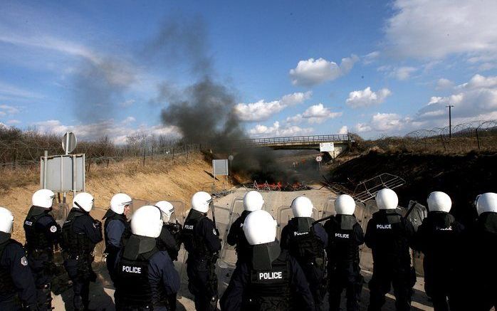 BELGRADO - Aan de grens tussen Kosovo en de rest van Servië raakten donderdag honderden Servische betogers slaags met de Kosovaarse politie en de internationale vredesmacht KFOR. Foto EPA