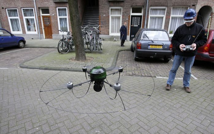 AMSTERDAM – De politie Amsterdam Amstelland heeft voor 35.000 euro een miniheli aangeschaft. Hiermee kan het korps grote mensenmassa’s vanuit de lucht in de gaten houden. Op de foto de inzet van de miniheli tijdens de ontruimingsactie van de ME afgelopen 