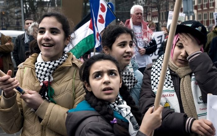 Ruim honderdvijftig mensen liepen zaterdagmiddag mee tijdens de demonstratie ’Gaza open: muren slopen’ op het Haagse Buitenhof. Foto ANP