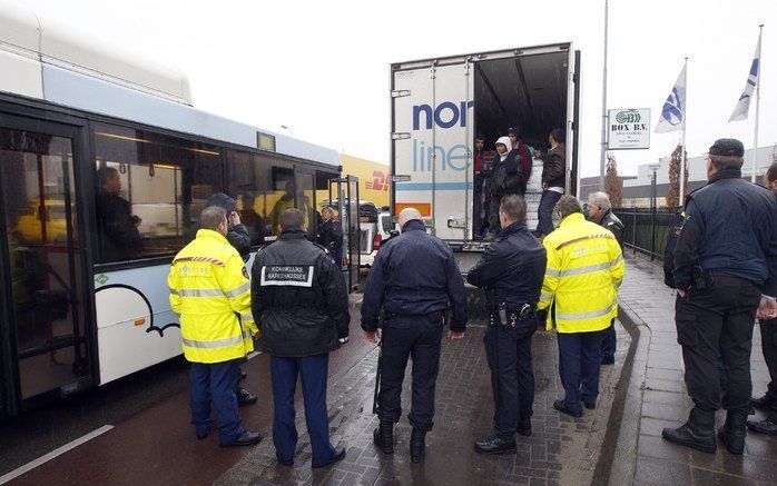 EINDHOVEN (ANP) – De politie beschouwt de 58-jarige vrachtwagenchauffeur die dinsdag dertien jonge vluchtelingen in zijn truck bleek te vervoeren niet langer als verdachte. Hij is na verhoor vrijgelaten, meldde een woordvoerder donderdag.