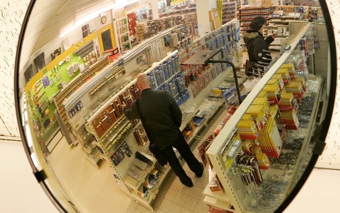 APELDOORN – Nepdief Peter in actie in doe het zelfzaak De Bruin in winkelcentrum De Eglantier in Apeldoorn. De actie moet het winkelpersoneel alerter maken op diefstal. Foto Sjaak Verboom