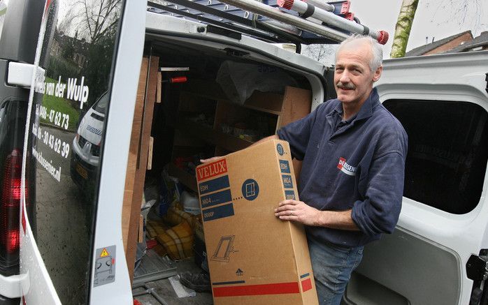 Goed werk geeft tevreden klanten. Veel hangt af van de manier waarop je werkt, zegt Klussenier Cornelis van der Wulp (foto). „Een goede naam is alles waard en mond tot mondreclame werkt beter dan welke advertentie ook.” Foto RD, Anton Dommerholt