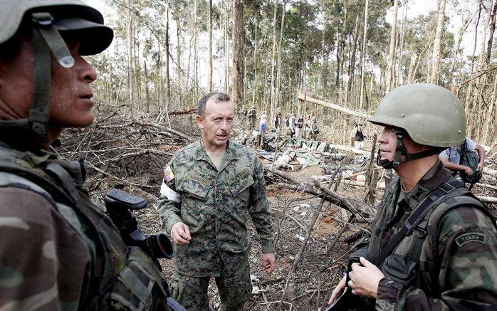 Equadoriaanse militairen overleggen in de grensstreek met Venezuela. De Venezolaanse president Hugo Chavez heeft zijn leger opdracht gegeven tien bataljons, oftewel duizenden militairen, en tanks naar de Colombiaanse grens te sturen. Foto EPA