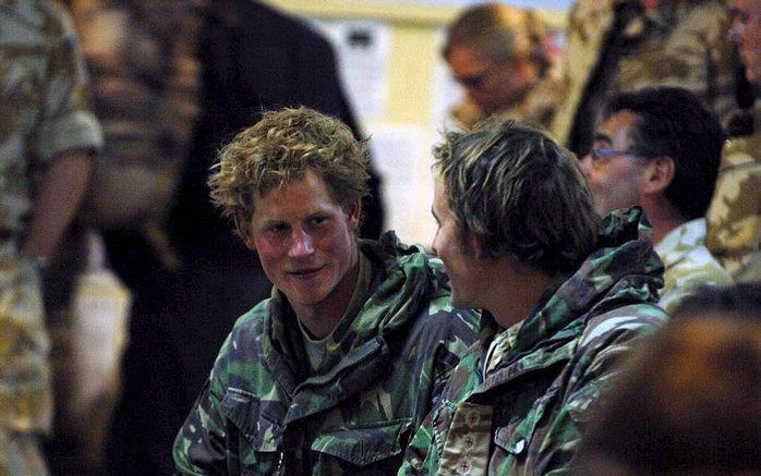 KANDAHAR – De Britse prins Harry (m.) zaterdag op de luchthaven van Kandahar vlak voor zijn vertrek naar Groot Brittannië. Prins Harry keerde gedwongen terug nadat de media hadden verteld dat hij was uitgezonden naar Afghanistan. Met het oog op zijn veili