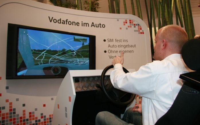 Vodafone presenteerde maandag op de computerbeurs Cebit in Hannover een sim-kaart in de auto die bij een ongeval automatisch de reddingsdiensten alarmeert. Foto RD