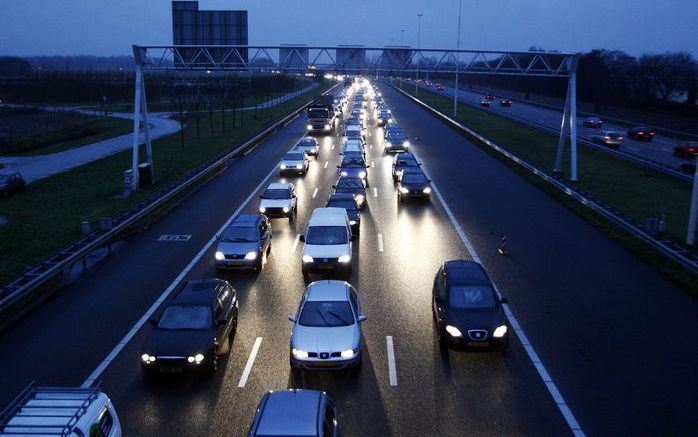 DEN HAAG (ANP) – Het kabinet wil automobilisten die onder invloed van alcohol zijn of zich gevaarlijk gedragen in het verkeer strenger aanpakken. Zij moeten op eigen kosten een cursus volgen waarin ze worden gewezen op de gevolgen van hun gedrag. Foto ANP