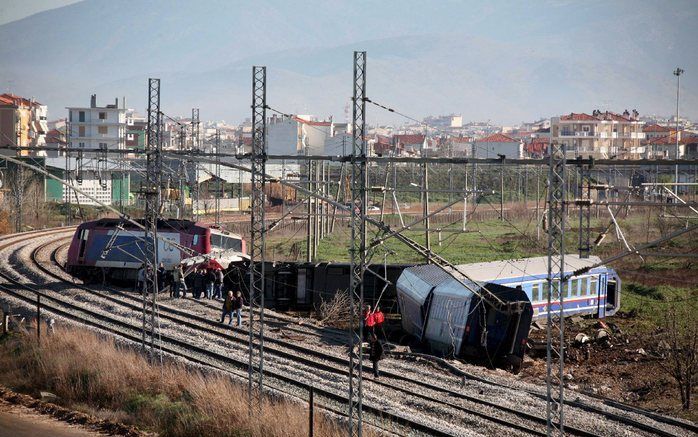 ATHENE (ANP) – Zeker 23 mensen zijn in de nacht van vrijdag op zaterdag gewond geraakt door een treinongeluk in Griekenland. De intercity van Athene naar Alexandroupolis, in het noordoosten van land, ontspoorde door nog onbekende oorzaak nabij de plaats L