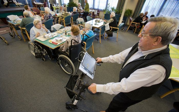 Tekort aan vrijwilligers dreigt in de zorg. Foto ANP