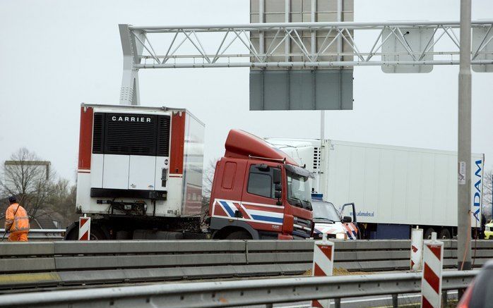 Het weeralarm werd woensdagochtend rond 05.15 uur gegeven omdat het KNMI zware windstoten verwachtte en grote schade mogelijk achtte. Vooral het vrachtverkeer en de luchtvaart bleken uiteindelijk last te hebben van de storm die tussen 10.00 uur en 14.00 u