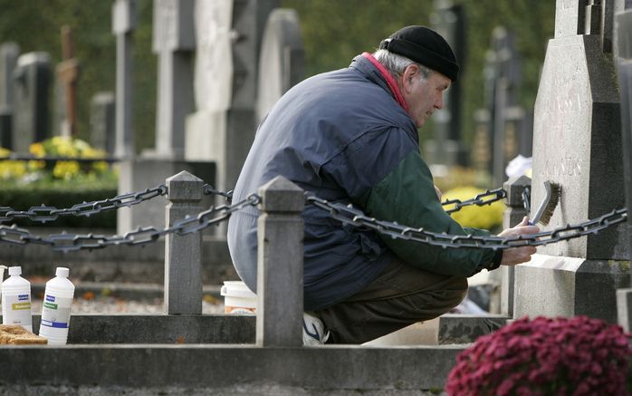 EIJGELSHOVEN (ANP) – Ook kerkhoven zijn niet meer heilig voor bronsdieven. Van de begraafplaats aan de Rimburgerweg in Eijgelshoven, gemeente Kerkrade, is de afgelopen weken een onbekend aantal bronzen vazen en grafornamenten gestolen, liet de politie don