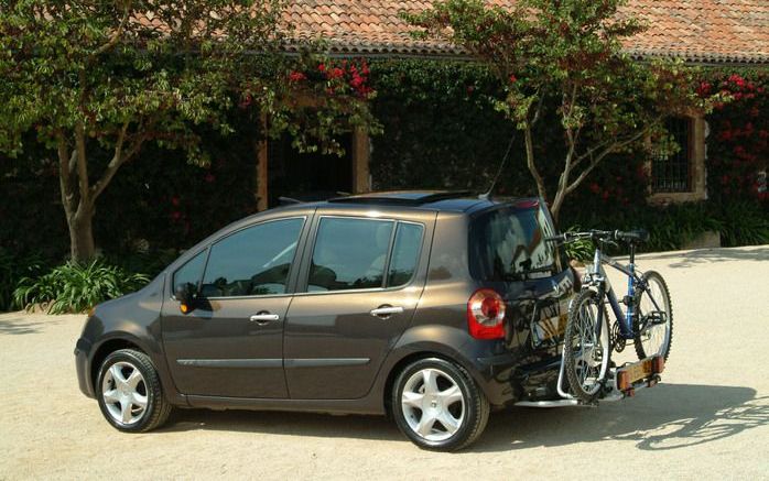 Alleen Opel en Renault leveren af‑fabriek handige fietsdragers. Foto: de Renault Modus met het Velofixsysteem. Foto Tony Vos