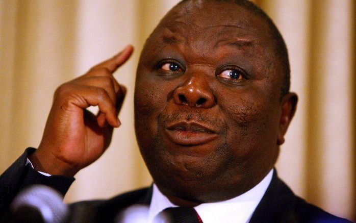 HARARE (ANP) – De voornaamste oppositieleider in Zimbabwe, Morgan Tsvangirai, gaat volgens een eerste opiniepeiling de komende presidentsverkiezingen winnen van de zittende president Robert Mugabe. Dat heeft de krant The Zimbabwe Times zaterdag gemeld. Fo