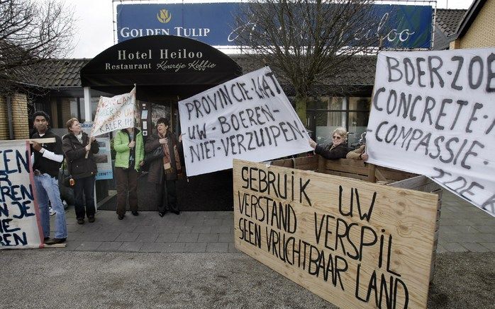 HEILOO – Boeren demonstreren bij de ingang van het Golden Tulip hotel in Heiloo, waar de Provinciale Staten van Noord Holland vandaag het plan voor het Wieringerrandmeer goedkeurden. Voor het meer moet 1600 hectare landbouwgrond verdwijnen. De agrariërs z