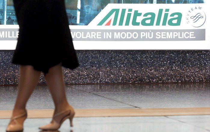 ROME (ANP) – De overname van Alitalia staat op losse schroeven na een moeizaam overleg van Air France-KLM met het bestuur van Alitalia en de Italiaanse vakbonden. Foto EPA