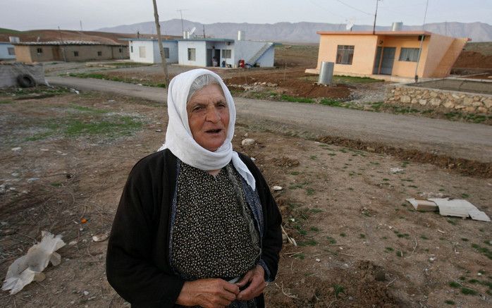 Als gevolg van het door moslimextremisten gepleegde geweld vluchtten christenen massaal naar de buurlanden Syrië en Jordanië, maar ook naar het relatief rustige noorden van Irak. Foto: een christenvrouw in een nieuw dorp in Noord Irak. „Er zijn 10.000 gez