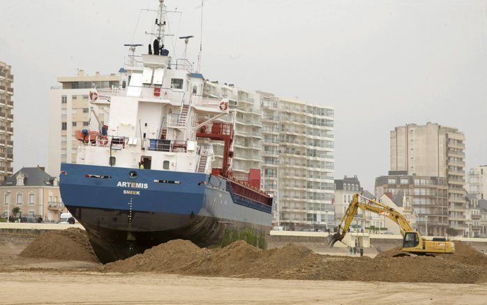 LES SABLE D’OLONNE (ANP) – Het Nederlandse schip Artemis dat op de Franse kust bij de Bretonse plaats Les Sables d’Olonne was vastgelopen, is donderdag vlotgetrokken. Dat heeft een woordvoerder van rederij Amasus Shipping, beheerder van het schip, gezegd.