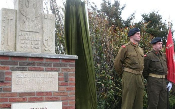 ANNA JACOBAPOLDER – Twee Poolse militairen staan op wacht gedurende de plechtigheid in Anna Jacobapolder. Op de begraafplaats werd gistermiddag een monument onthuld voor omgekomen militairen in de Tweede Wereldoorlog. Foto Jan Willem Kempeneers