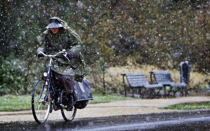 DEN HAAG (ANP) – Het is vrijdag op de wegen door het hele land een stuk drukker dan gebruikelijk op de laatste werkdag van de week. Volgens de ANWB staat er rond vier uur 200 kilometer file, dat is het dubbele van een normale vrijdag.