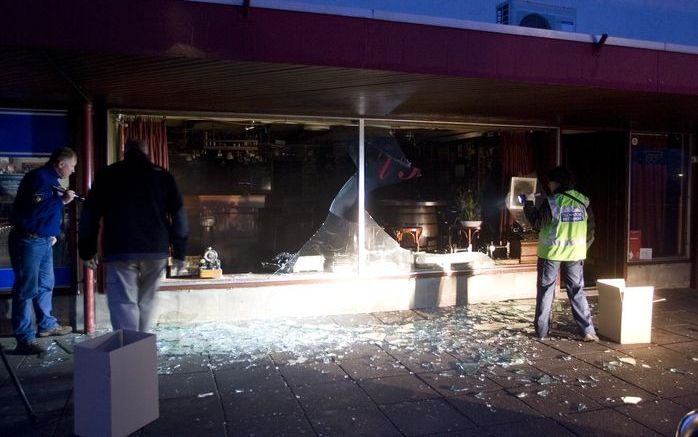 DELFT (ANP) – In een café in Delft heeft zich in de nacht van vrijdag op zaterdag een ontploffing voorgedaan. De kroeg aan de Multatuliweg was op dat moment leeg.. Foto ANP