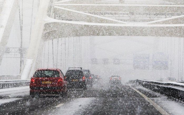 Het verkeer op de Brienenoordbrug bij Rotterdam heeft veel last van de sneeuw. Foto ANP