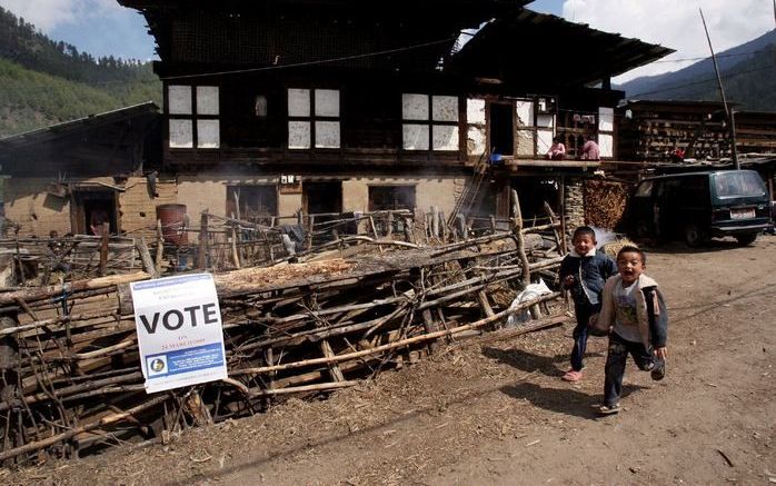 Posters roepen stemgerechtigden op te gaan stemmen in Bhutan. Foto EPA