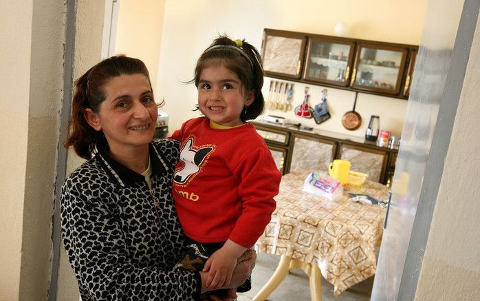 BHAKHATMA – Helen met een van haar drie dochters. De andere twee zijn naar school, haar man werkt in Sulamanya. Foto RD, Anton Dommerholt