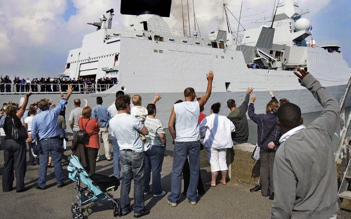 Het fregat Hr.Ms. Evertsen kan deze week nog niet beginnen met de bescherming van VN–voedseltransporten in de wateren van Somalië. Foto ANP