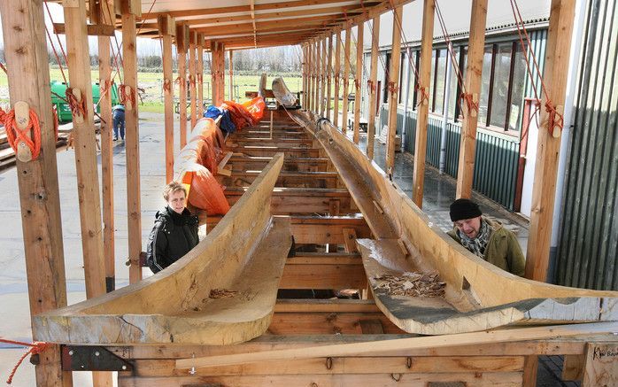 VLEUTEN – Directeur Liesbeth Bouwhuis (l.) van de Stichting Bouwloods Utrecht bij het in aanbouw zijnde Romeinse vrachtschip. Het is een replica van het schip dat in 2003 in Leidsche Rijn werd gevonden. Het schip wordt eind dit jaar te water gelaten. Foto