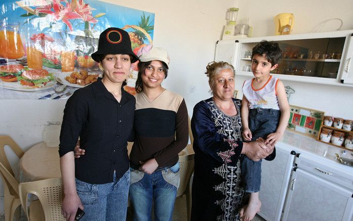 SORKA – Aprem Athniel met haar dochter Juliana (l.) en een van haar kleinkinderen op de arm. Tweede van links is Rania, de vriendin van Juliana. Foto RD, Anton Dommerholt