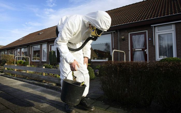 DEN HAAG (ANP) - Sloopbedrijven houden zich slecht aan de strenge regels voor het verwijderen van asbest. Toezichthouders lijken niet in staat de regels goed te handhaven. Foto ANP