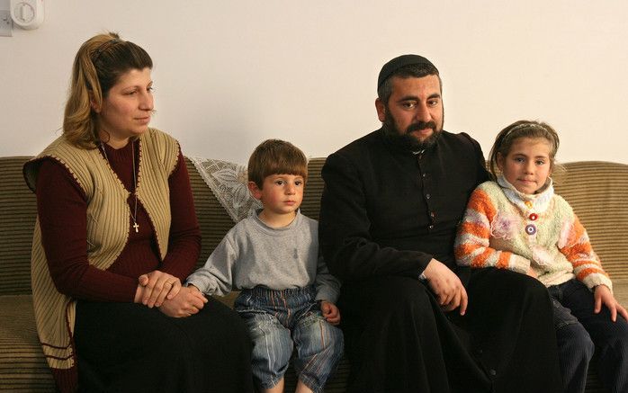 MAR MATTE – De Syrisch orthodoxe priester Bshara Shamnani woont met zijn vrouw Hannan en hun kinderen vlak buiten de poort van het klooster Mar Matte. Foto RD, Anton Dommerholt