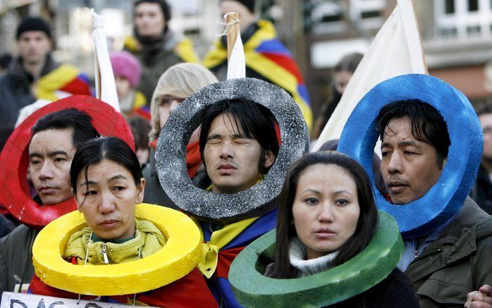 De Europese Unie is onderling sterk verdeeld over het nut van een boycot van de openingsceremonie van de Olympische Spelen in China. Een aantal landen kiest daarvooor uit protest tegen het Chinese optreden in Tibet, maar andere landen voelen er niets voor