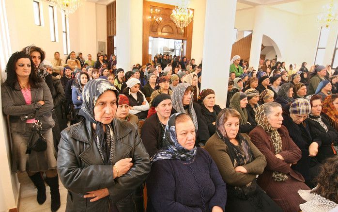 DOHUK - De Mar Narsaikerk in Dohuk. De mannen zitten voor in de kerk, de vrouwen, met eenvoudig hoofddoekje, achterin. Foto RD, Anton Dommerholt