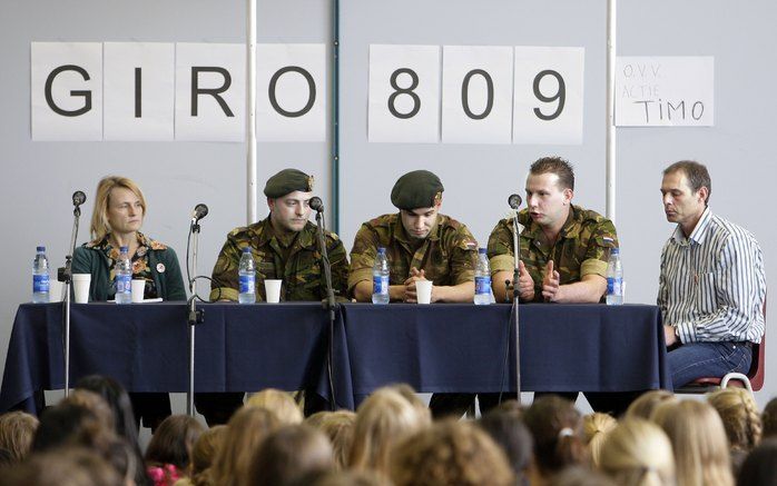 AMSTERDAM - Op het Fons Vitae lyceum vindt woensdag een bijeenkomst plaats voor 'Actie Timo'. De oude middelbare school van de in juni in Afghanistan gesneuvelde militair Timo Smeehuijzen is vandaag een sponsoractie begonnen om geld in te zamelen voor een