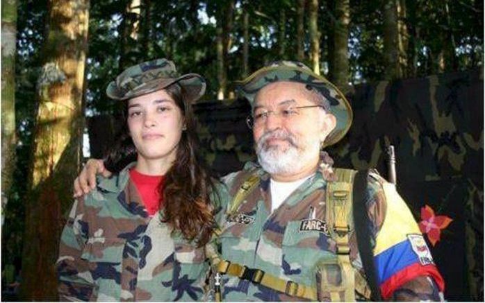 BOGOTA - Rechts de vermoorde FARC-leider Raul Reyes. De persoon links is bij de autoriteiten niet bekend. Foto EPA