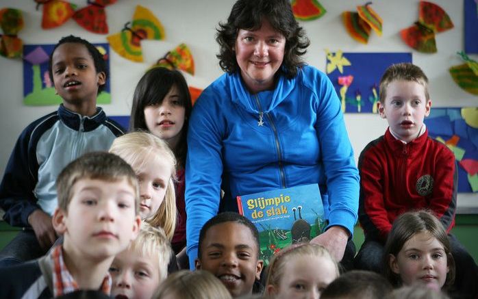 Volgens Margriet de Graaf ben je als schrijver bezig met de vorming van het geweten van kinderen. „Maar de boodschap moet niet gemaakt of onecht zijn. Ook geen gepreek of gepraat van een belerende volwassene. Daar prikken kinderen doorheen.” Foto RD, Henk