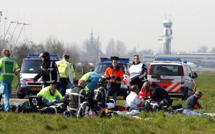 Nietsvermoedende automobilisten schrokken woensdag rond het middaguur op toen zij langs Rotterdam Airport reden. Het terrein van het vliegveld was het toneel van een grote vliegramp. Het was geen echte ramp, maar een oefening. Foto Roel Dijkstra