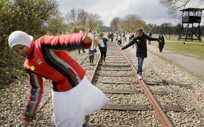 Bezoekers lopen op de rails in herinneringscentrum Kamp Westerbork in Hooghalen. Het centrum hield het weekeinde open huis ter gelegenheid van het 25-jarig bestaan. Foto ANP