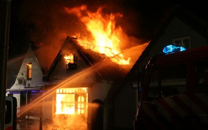 MIJDRECHT – In Mijdrecht is in de nacht van vrijdag op zaterdag een 75-jarige man om het leven gekomen bij een brand in een stomerij aan de Dorpsstraat. Het slachtoffer woonde in de woning boven de stomerij, aldus de politie. Foto ANP