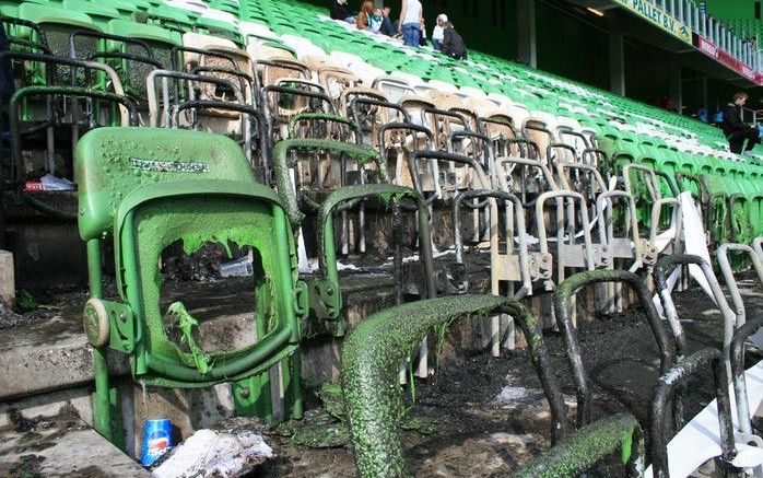 GRONINGEN - Door de brand die zondagmiddag op een tribune in het stadion van FC Groningen woedde, zijn twintig mensen gewond geraakt. Het merendeel had last van ademhalingsproblemen. Een man brak een enkel toen hij van de tribune het veld op sprong. Foto 