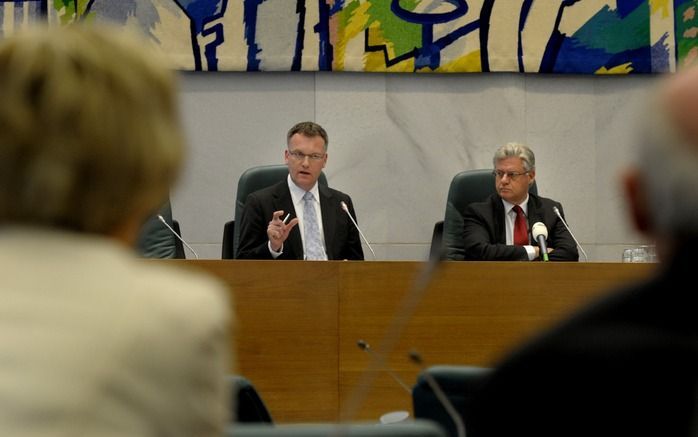 TILBURG - Wethouder Janssen (L) en Burgemeester Vreeman tijdens de persconferentie. Alle wethouders in het college van de gemeente Tilburg hebben maandagmiddag hun ontslag ingediend. Foto ANP