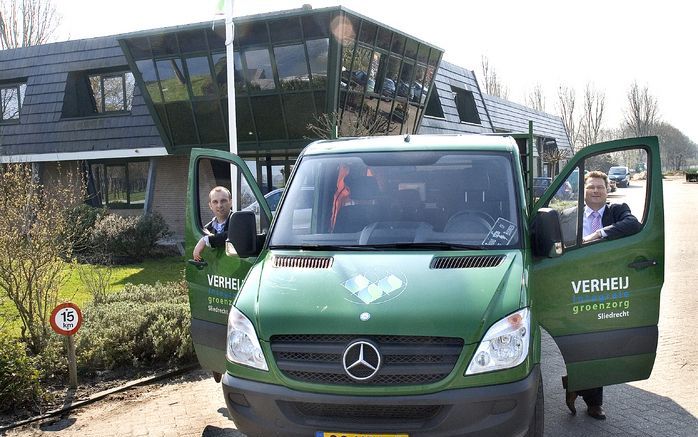 SLIEDRECHT – Verheij Integrale Groenzorg in Sliedrecht is vooruitstrevend met milieuvriendelijke onkruidbestrijding. Hiervoor beschikt het bedrijf over de zogenaamde ”weed it”, gemonteerd op een quad (kleine foto). Volgens directeur Dick Verheij (rechts) 