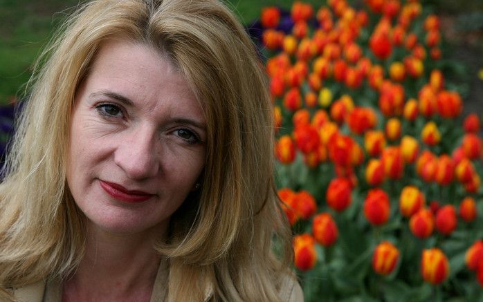 Daniëlle Hermans schreef de thriller ”Het tulpenvirus”. „Wat me opnieuw verbaast: hoe kunnen beleggers geloven in een voorgespiegeld rendement van 30 procent op jaarbasis als je weet dat de kweek van nieuwe, succesvolle tulpensoorten jaren kost?” Foto RD,