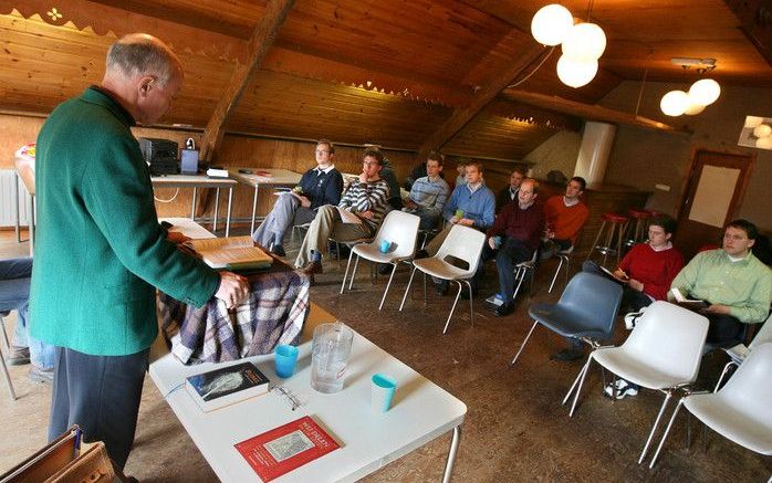 GARDEREN – Voor studenten van de Gereformeerde Theologen Studentenvereniging Voetius, in Uddel, hield dr. G. M. Landman (l.) dinsdag een lezing over liturgie in het Oude Testament. Foto RD, Anton Dommerhol