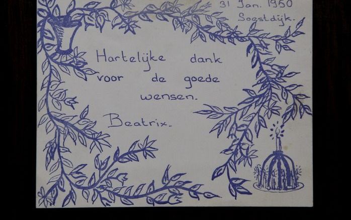 ROTTERDAM – De tentoonstelling ”Beatrix, zeventig jaar in beeld” in het Schielandshuis in Rotterdam is uitgebreid met kindertekeningen van koningin Beatrix. Geesje Steen uit Ommen, geboren op dezelfde dag als de koningin, onderhield vanaf de jaren dertig 